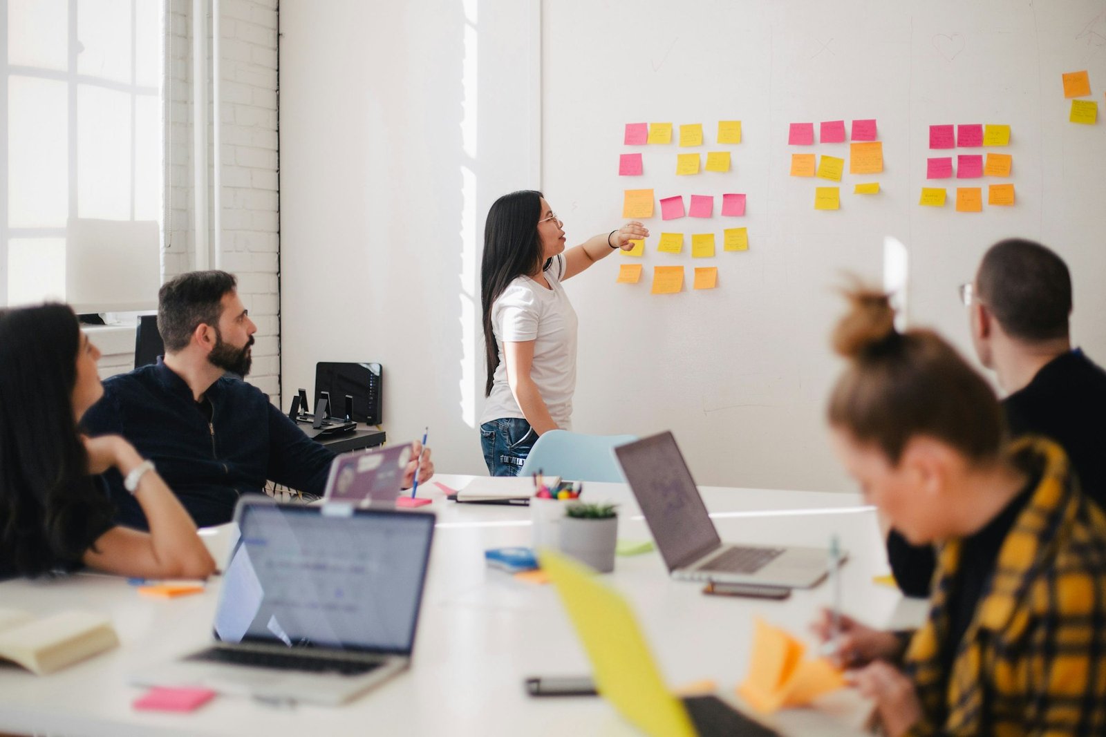 Equipo de Vektra Systems planificando un proyecto